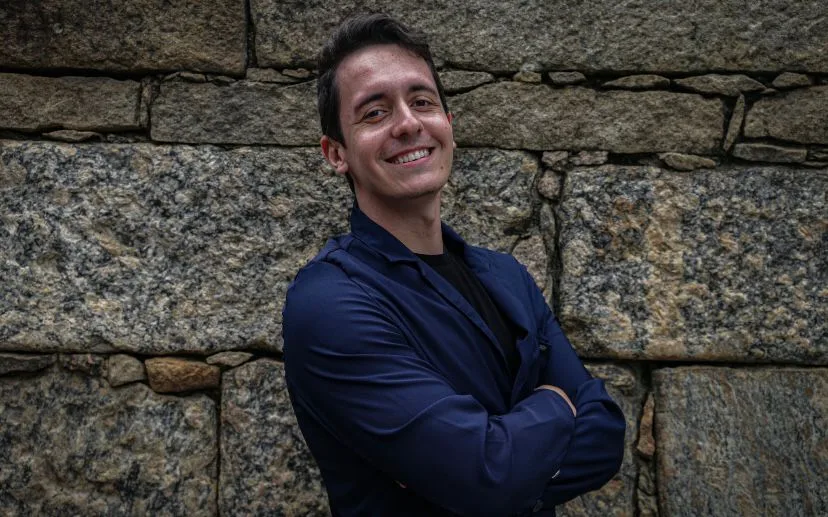 Eduardo Monteiro, nutricionista, sorrindo de braços cruzados